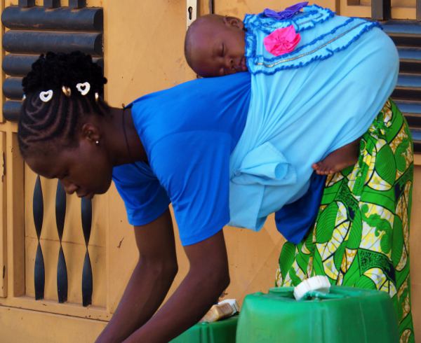 Una mujer con su bebe en Ouagua Burkina Faso