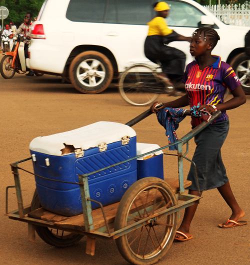 Una chica trabajando en Ouagua Burkina Faso