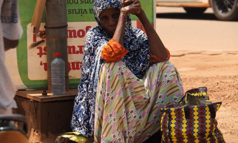 Una mujer en una calle de Ouagua Burkina Faso