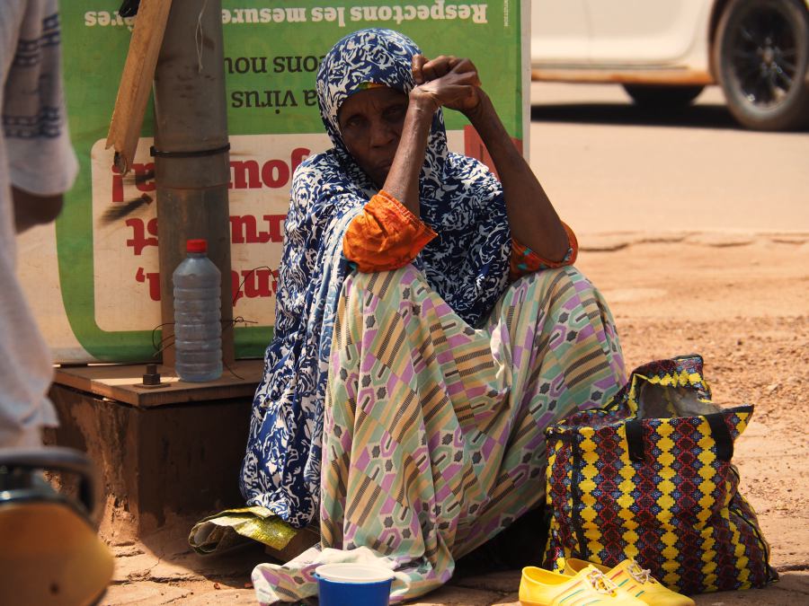 Una mujer en una calle de Ouagua Burkina Faso