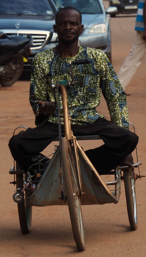Un minusválido en Ouagua en Burkina Faso