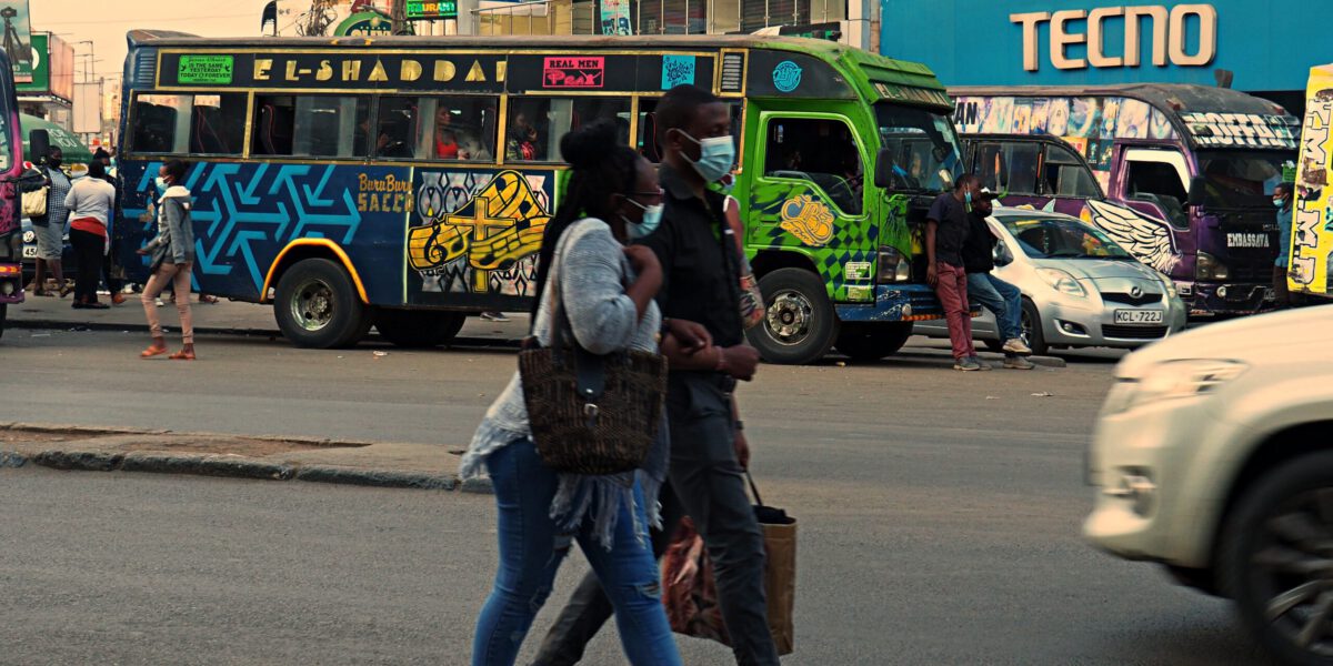 Una calle de Nairobi con matatus