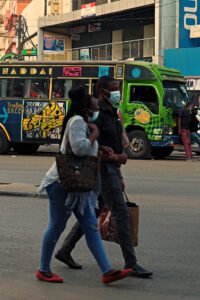 Una calle de Nairobi con matatus