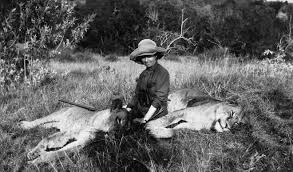 Karen junto a dos leones muertos en Kenia