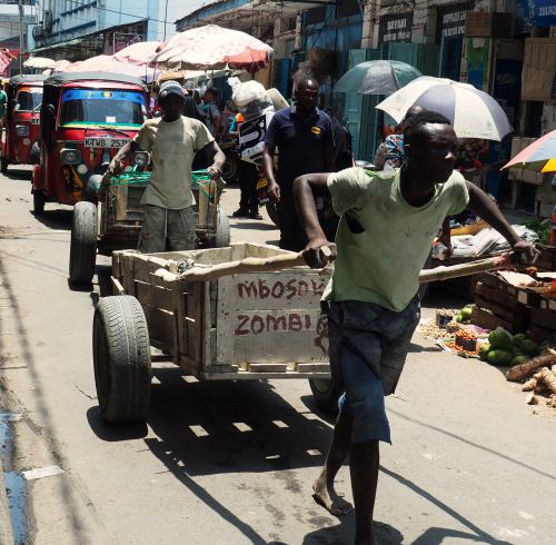 Mercadeo en una calle de Mombasa
