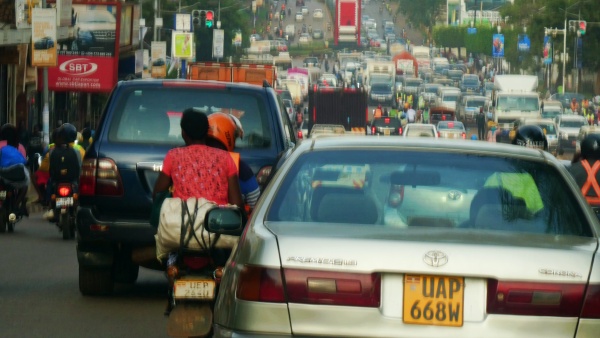 Una calle con tráfico de Kampala