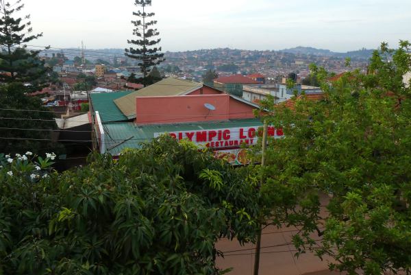 Terraza de "El Encanto" bar cubano español en Kampala Uganda
