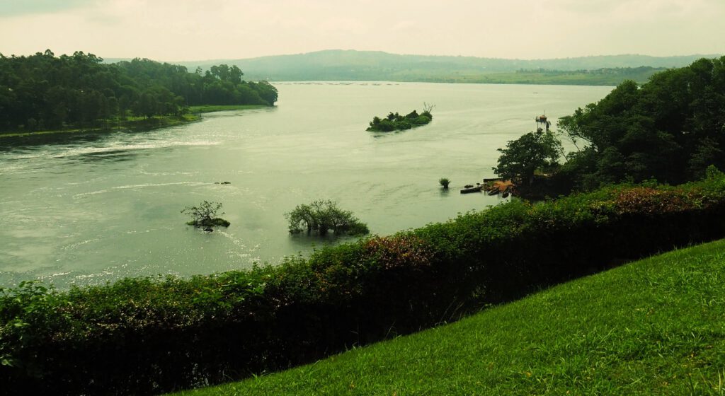 La fuente del río Nilo en el Lago Victoria Uganda