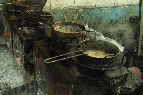 Cocinando en la calle Mombasa Kenia