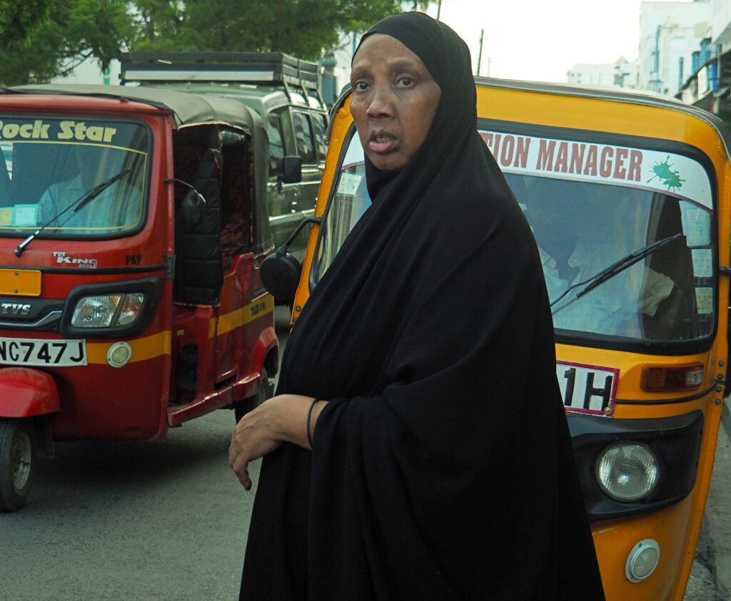 Una mujer en una calle de Mombasa Kenia