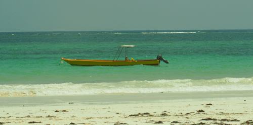 Playa en el Índico cerca de Mombasa Kenia