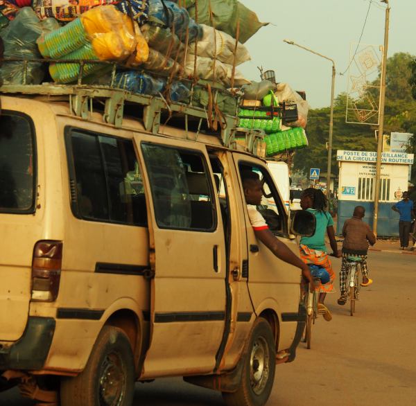Un autobus de transporte público en Uagadugú Burkina Faso