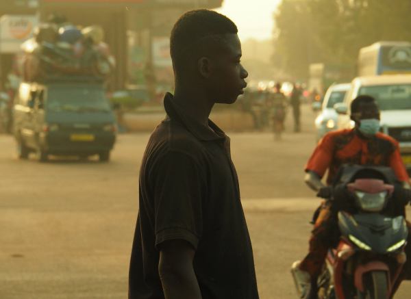 Un hombre en Uagadugú Burkina Faso