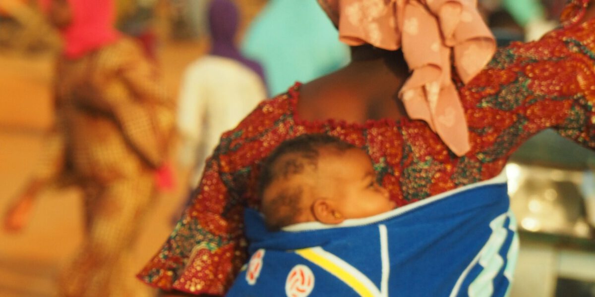 Una mujer con su bebe en Guinea Conakry
