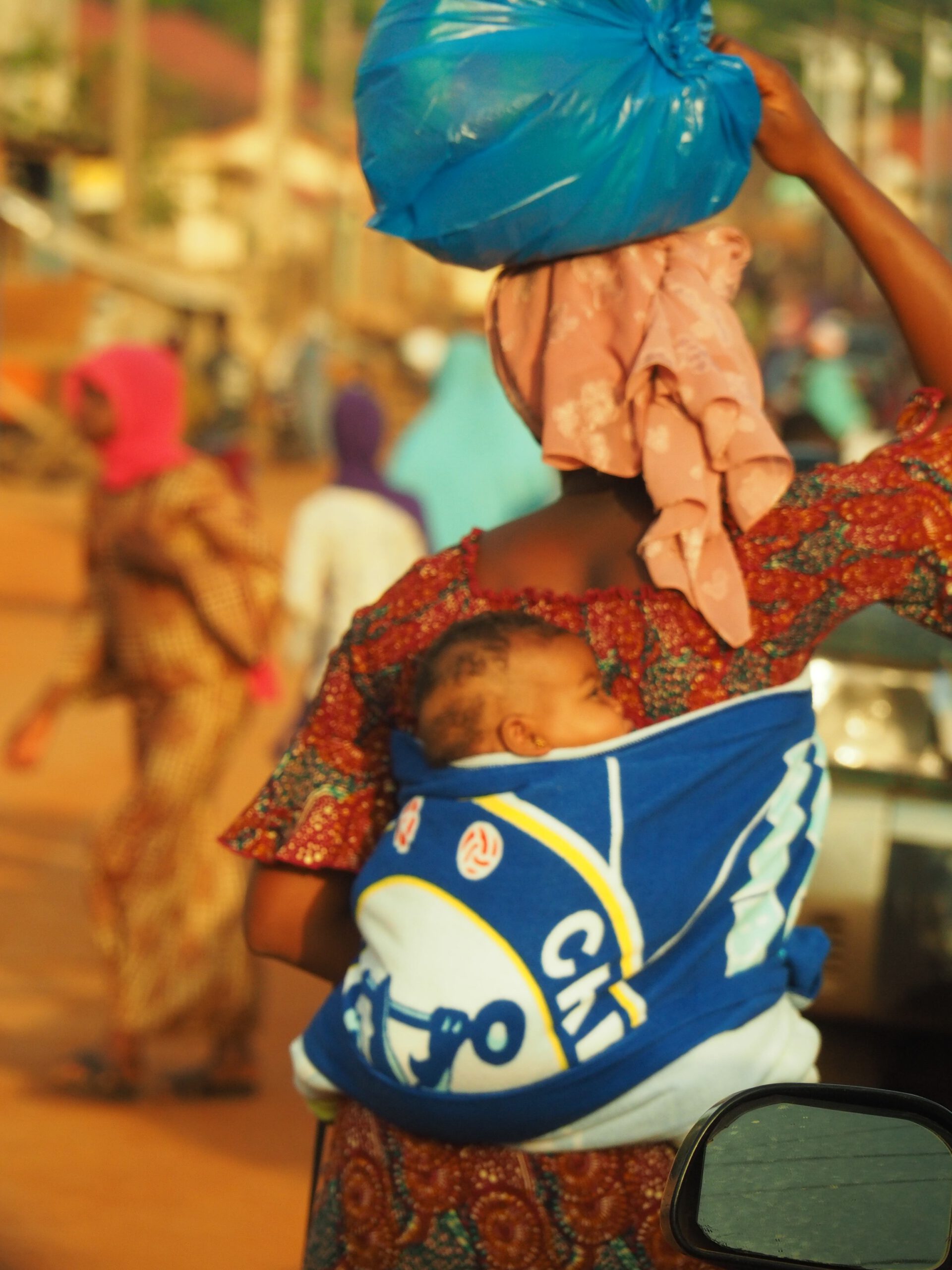 Una mujer con su bebe en Guinea Conakry