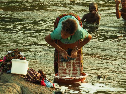 Mujer haciendo la colada en el río NIger Guinea Conakry
