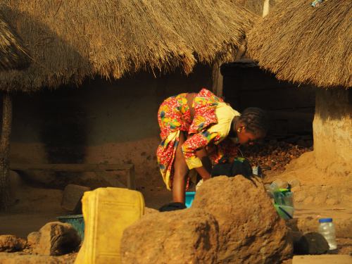 Una mujer en un poblado de Guinea Conakry