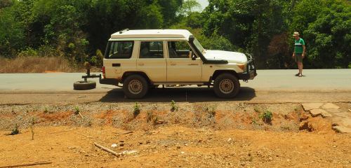 Reventón de una rueda en una carretera de Guinea Conakry