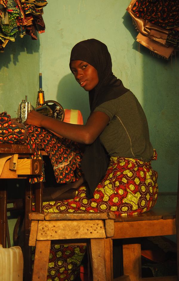 Una mujer cosiendo en Faranah Guinea Conakry