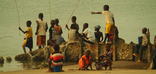 Niños en la isla de Kassa Guinea Conakry entre barcos oxidados