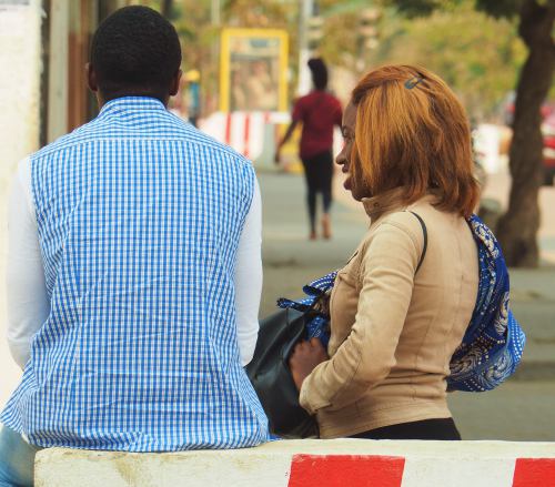 Una pareja conversa en una calle de Benguela Angola