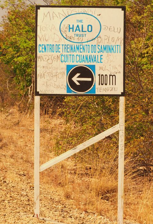 Una indicación a la ONG Halo Trust en Cuito Cuanavale Angola