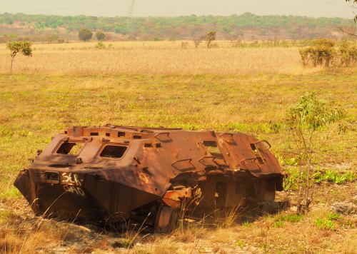 Un tanque a un lado de la carretera abandonado cerca de Merongué Angola