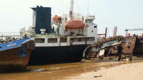 Barcos abandonados en Luanda Angola