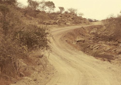 Una pista para llegar a Namibe en Angola