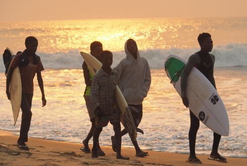 Unos chicos en la playa de Cabo Ledo Angola