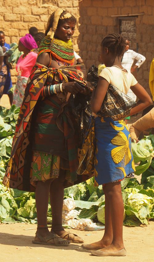 Mercado de ganado de Chibía, mujer de tribu angolana