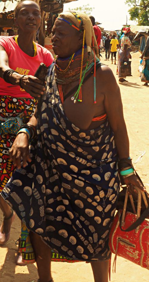 Mercado de Chibia, cerca de Lubango, mujer de etnia 