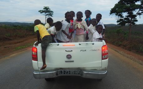 Unos críos se suben a la pickup para ir al colegio (Angola)