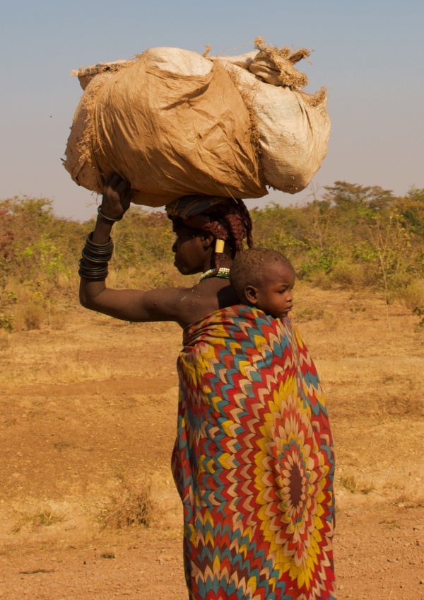 MUJER CON NIÑO CUNENE ANGOLA