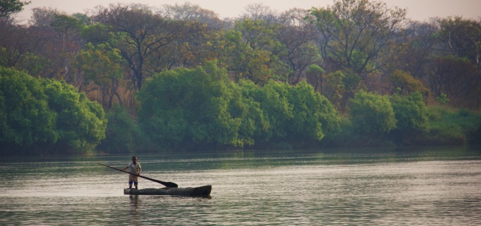 NIÑO EN EL RÍO CONGO ANGOLA