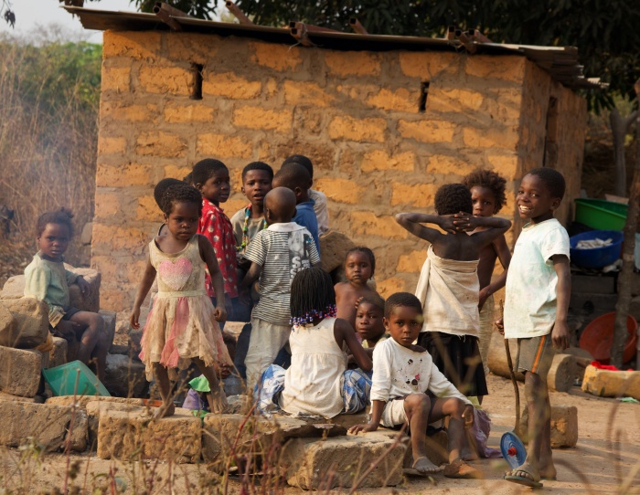 Niños en un poblado de la Angola rural