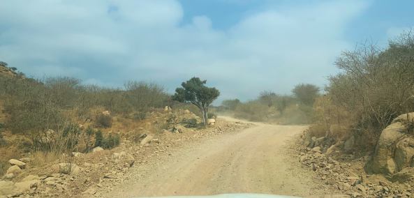 Una picada o camino de tierra recorriendo Angola