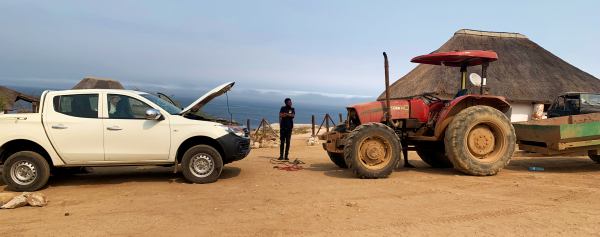 Cargando la batería de la pickup en Playa de Soba Namibe Angola