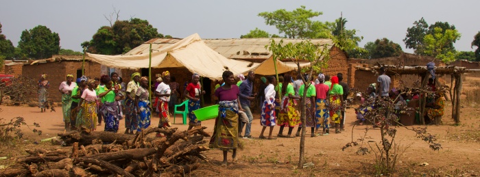 MUJERES BAILANDO EN UN FUNERA EN ANGOLA RURAL