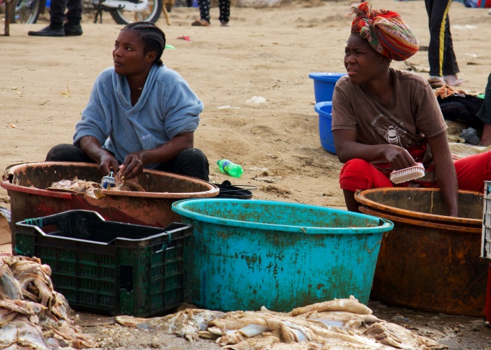 MUJERES LIMPIANDO PESCADO EN TOMWA ANGOLA