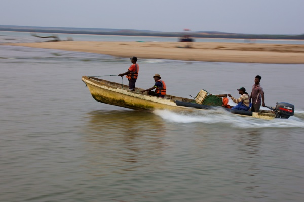 PESCADORES EN BARRA DE DANDE EN SU BARCA