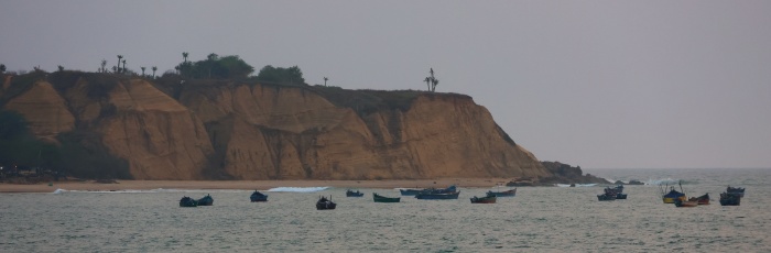 Playa de Sangano y pueblo de pescadores en Angola