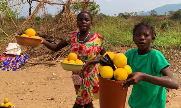 VENDEDORES DE FRUTAS EN LAS CARRETERAS DE ANGOLA