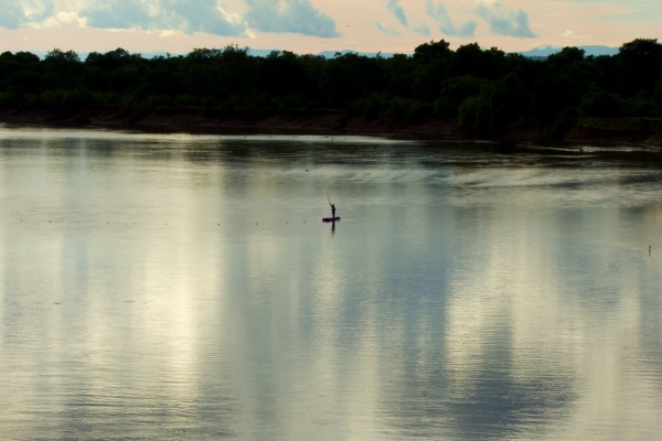 UN HOMBRE NAVEGANDO EL RIO ZAMBECE ZAMBIA
