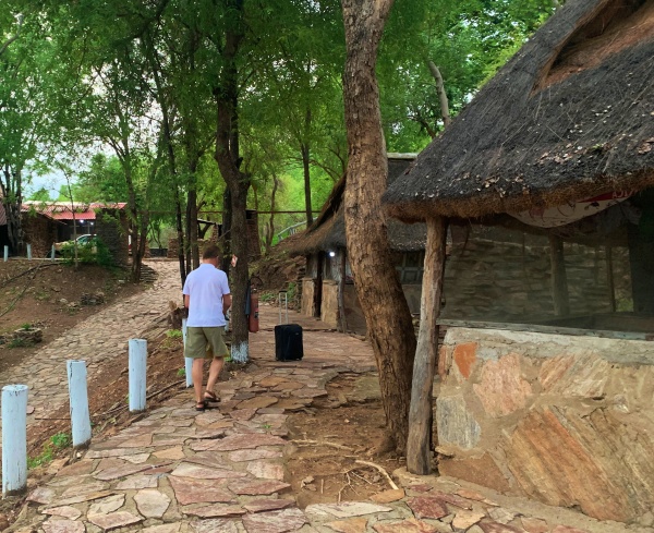 “Bridge Luangwa Camp” camino de South Luangwa National Park Zambia