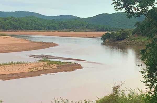 Luangwa river zambia a su paso por el lodge “Bridge Luangwa Camp”.