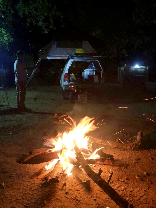 Fuego de campamento Mvuu (Lower Zambizi NP, Zambia)