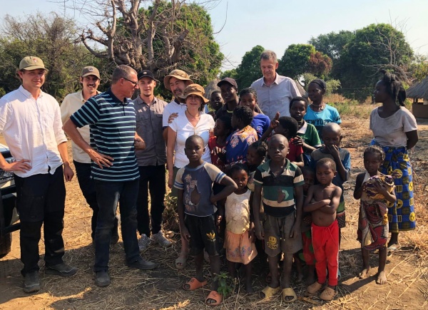 Grupo de alemanes que nos ayudan a salir del río Luangwa Zambia